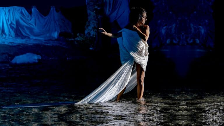 d - Giovanna Mangiù (Francesca) nelle acque del fiume